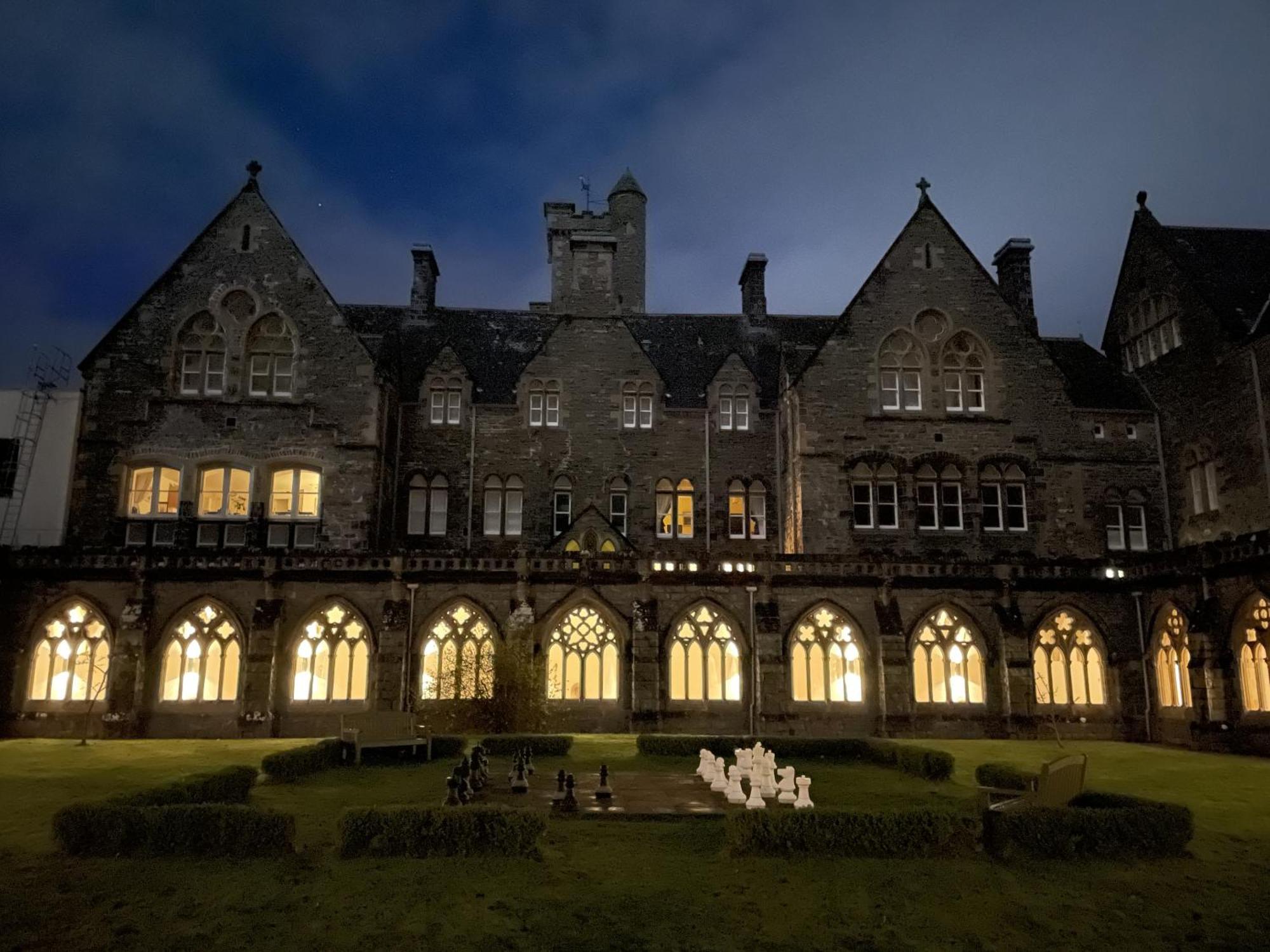 The Classrooms, Loch Ness Abbey - 142M2 Lifestyle & Heritage Apartment - Pool & Spa - The Highland Club - Resort On Lake Shores Fort Augustus Luaran gambar